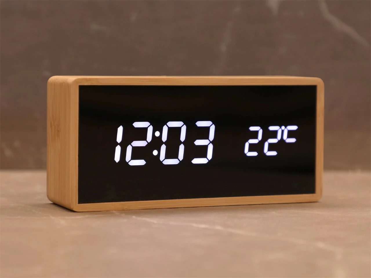 Bambusz ébresztőóra hőmérővel